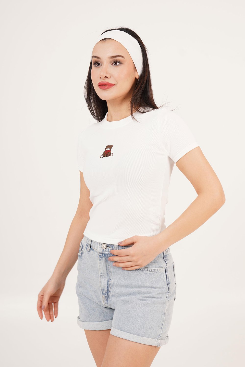 Ayıcık Nakışlı Beyaz Fitilli Basic Tişört	