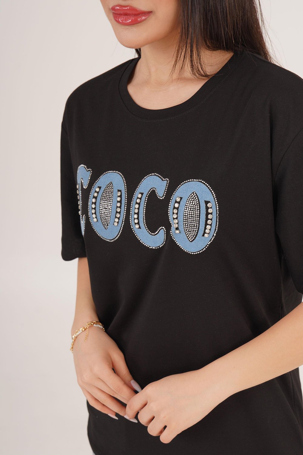 Coco Yazı Detaylı Taş İşlemeli Siyah Tişört