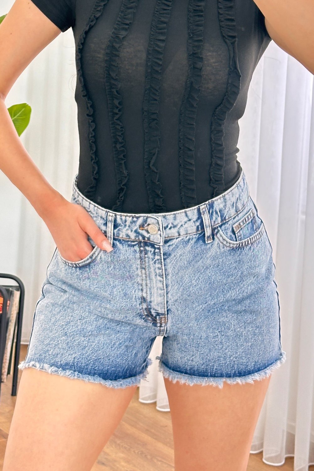 Paça Kısa Püsküllü Yıkamalı Kot Denim Şort