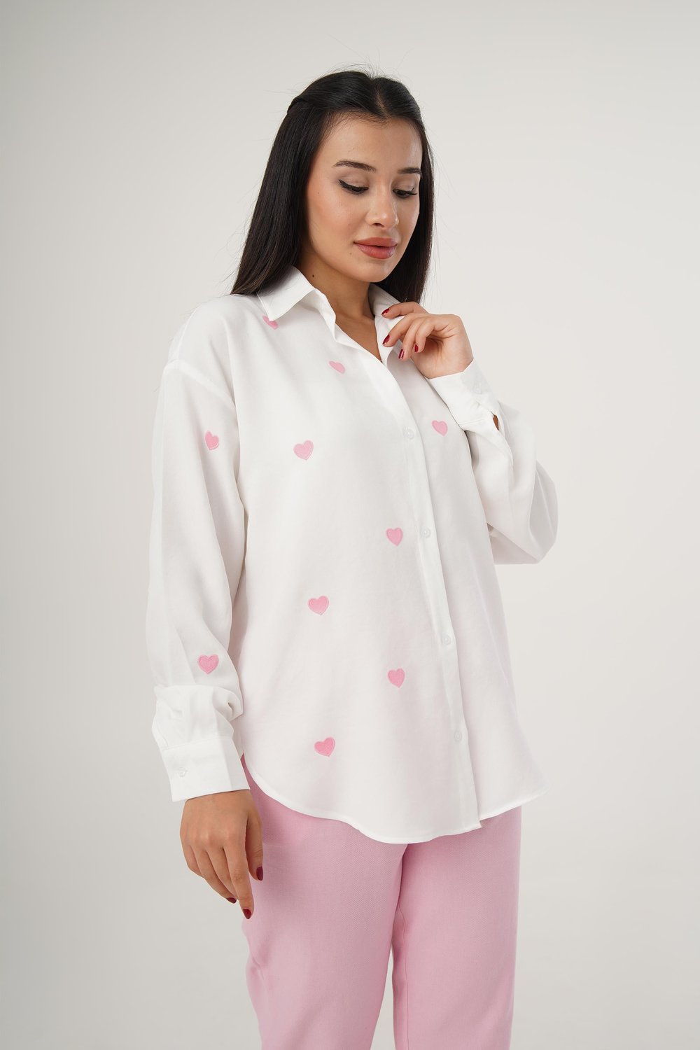 Pembe Kalp Nakışlı Oversize Beyaz Gömlek