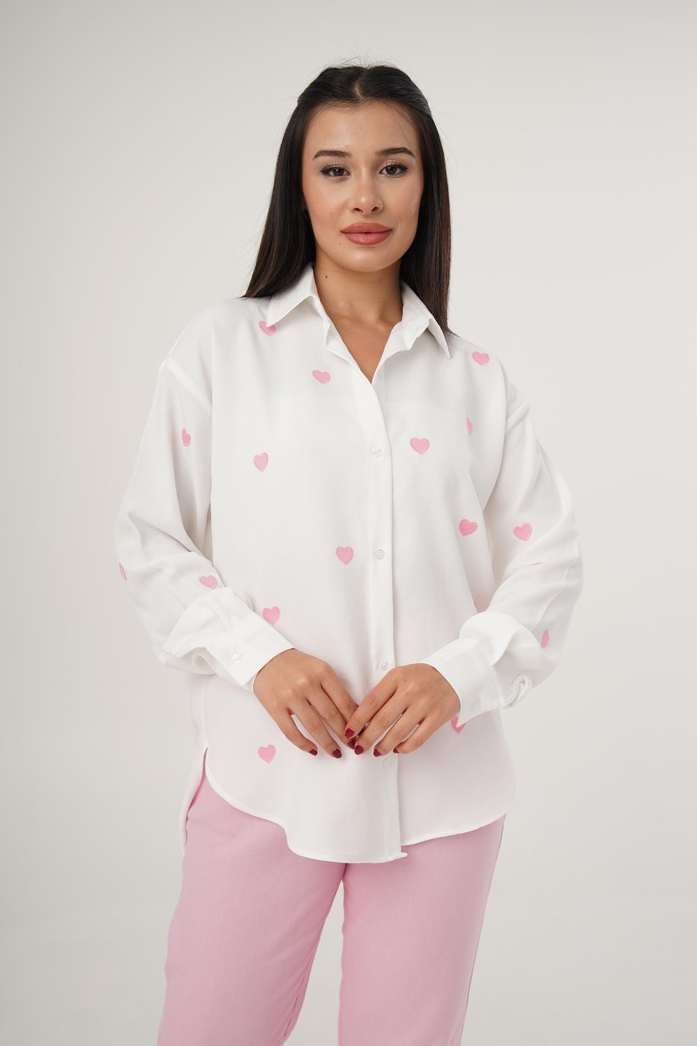 Pembe Kalp Nakışlı Oversize Beyaz Gömlek