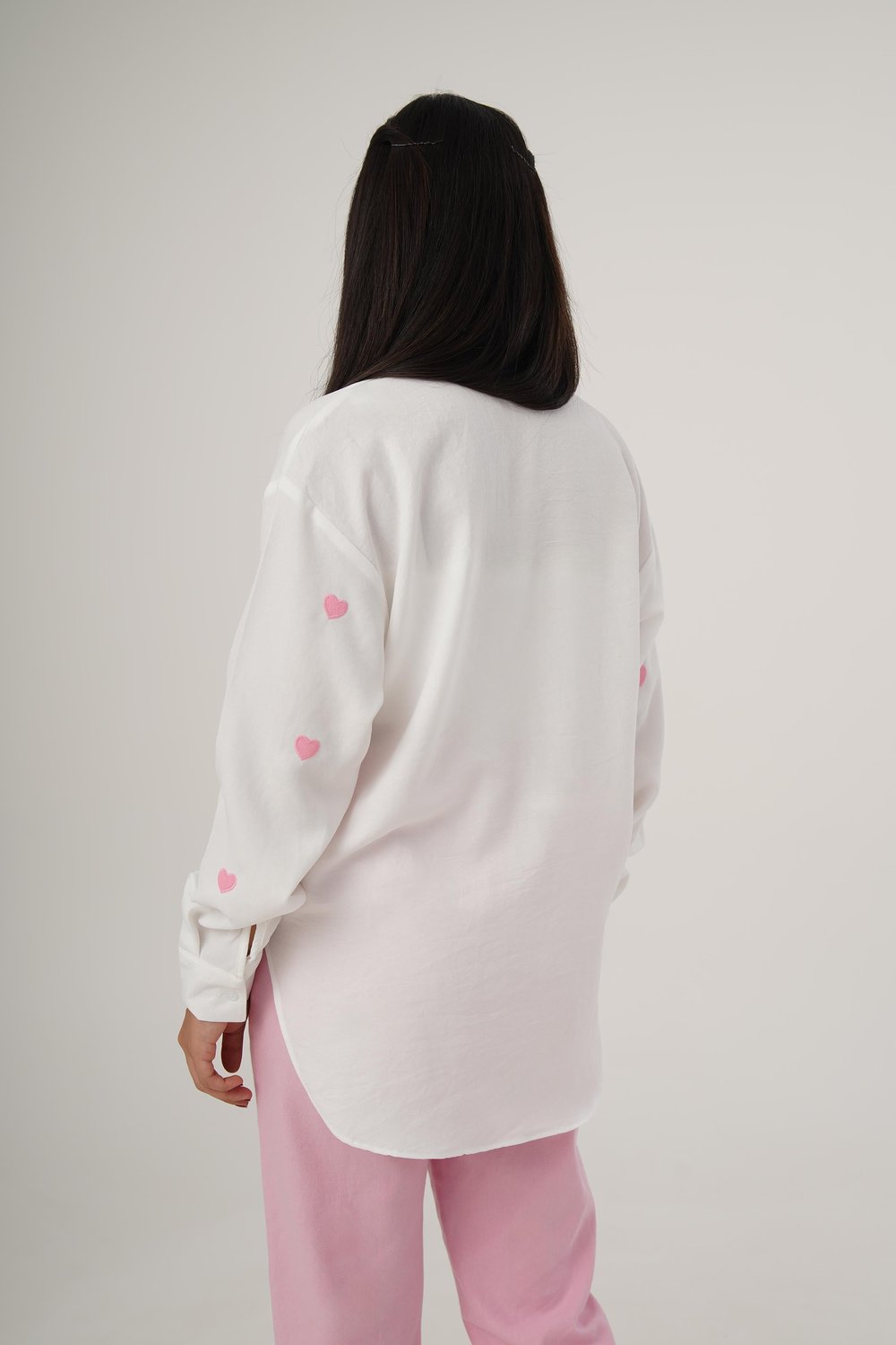 Pembe Kalp Nakışlı Oversize Beyaz Gömlek
