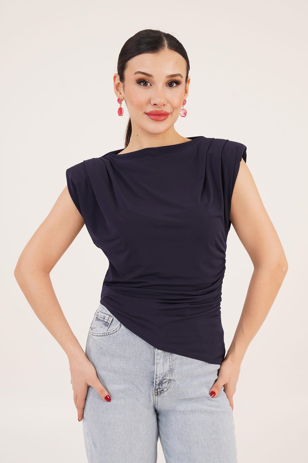 Vatkalı Asimetrik Yandan Büzgülü Lacivert Bluz	