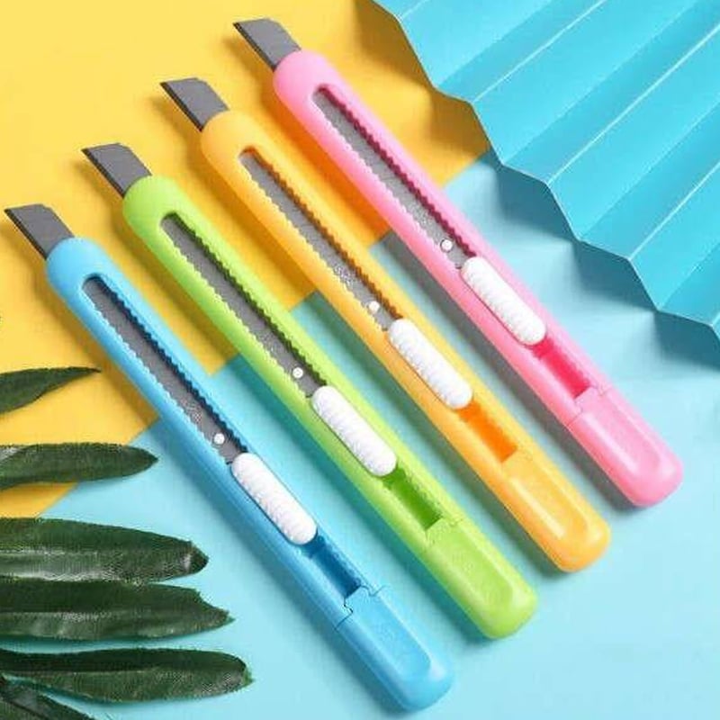 Deli Plastik Dar Maket Bıçağı 9 mm Karışık Renk 2025