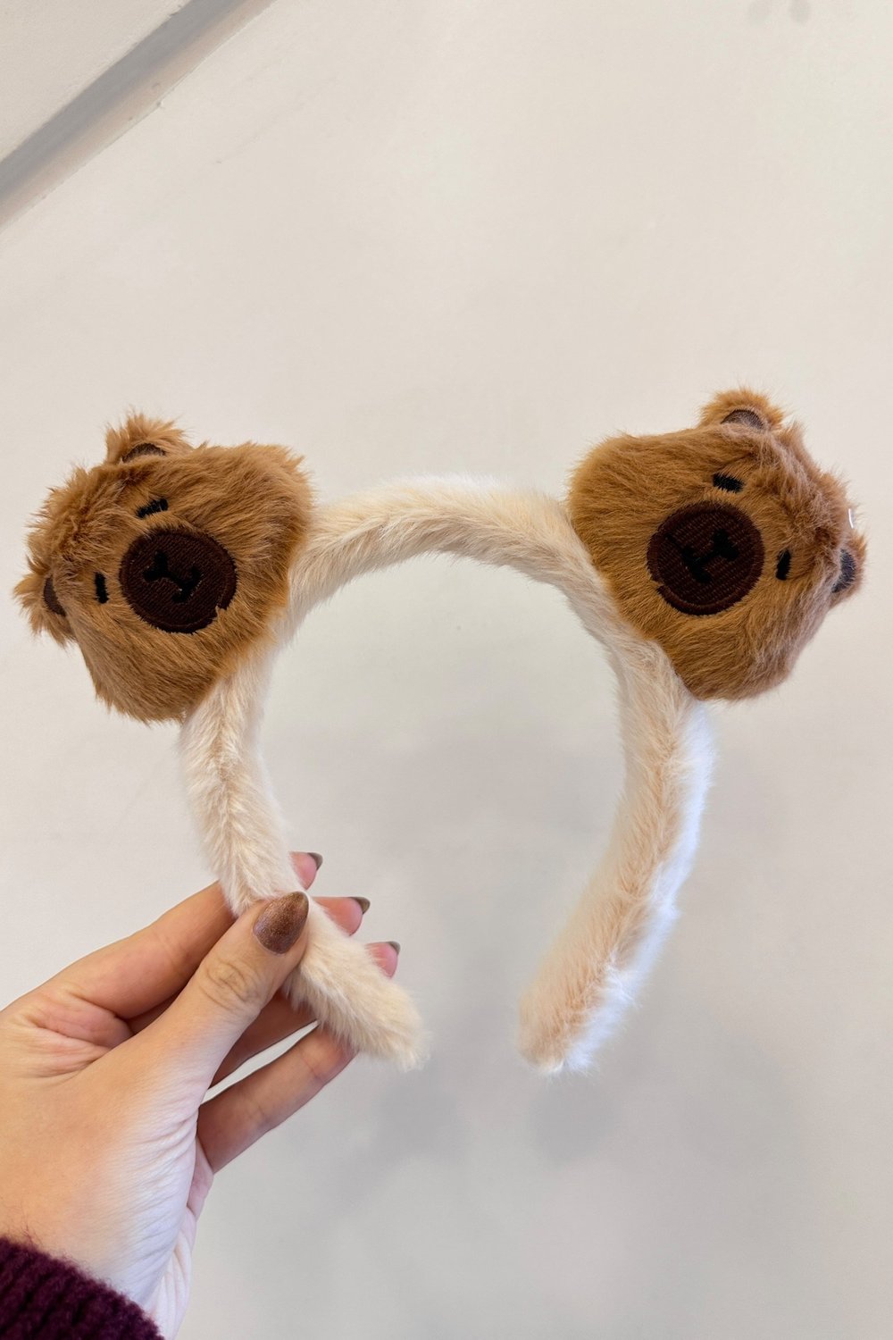 Bej Capybara Kulaklı  Taç 