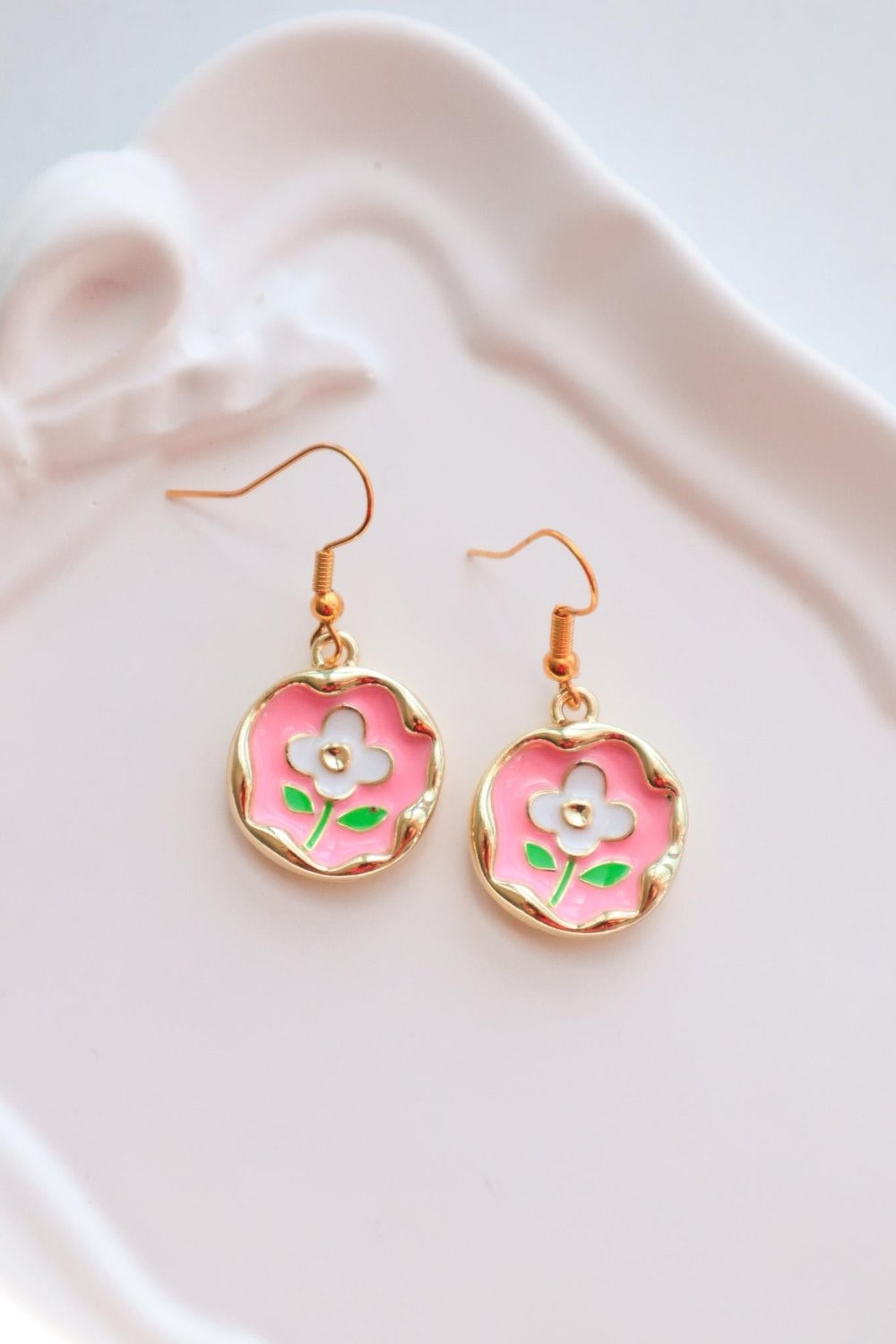 Gold Pembe Mineli Manolya Çiçeği İthal Küpe 