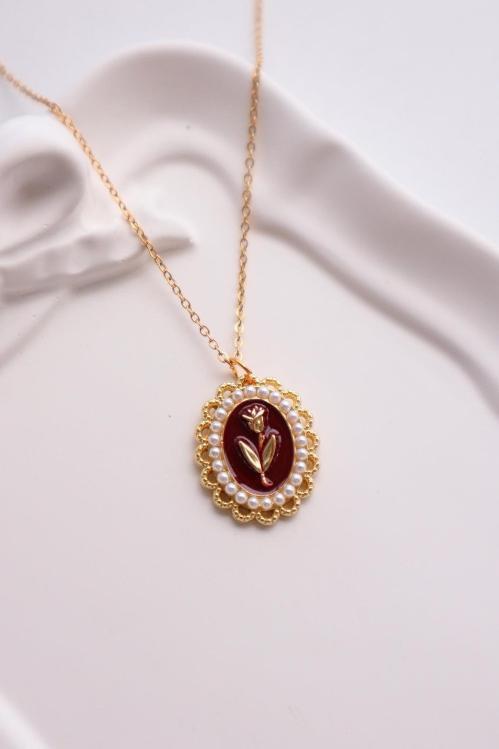 Gold Renk Zincirli Bordo İncili Lale İthal Kolye 