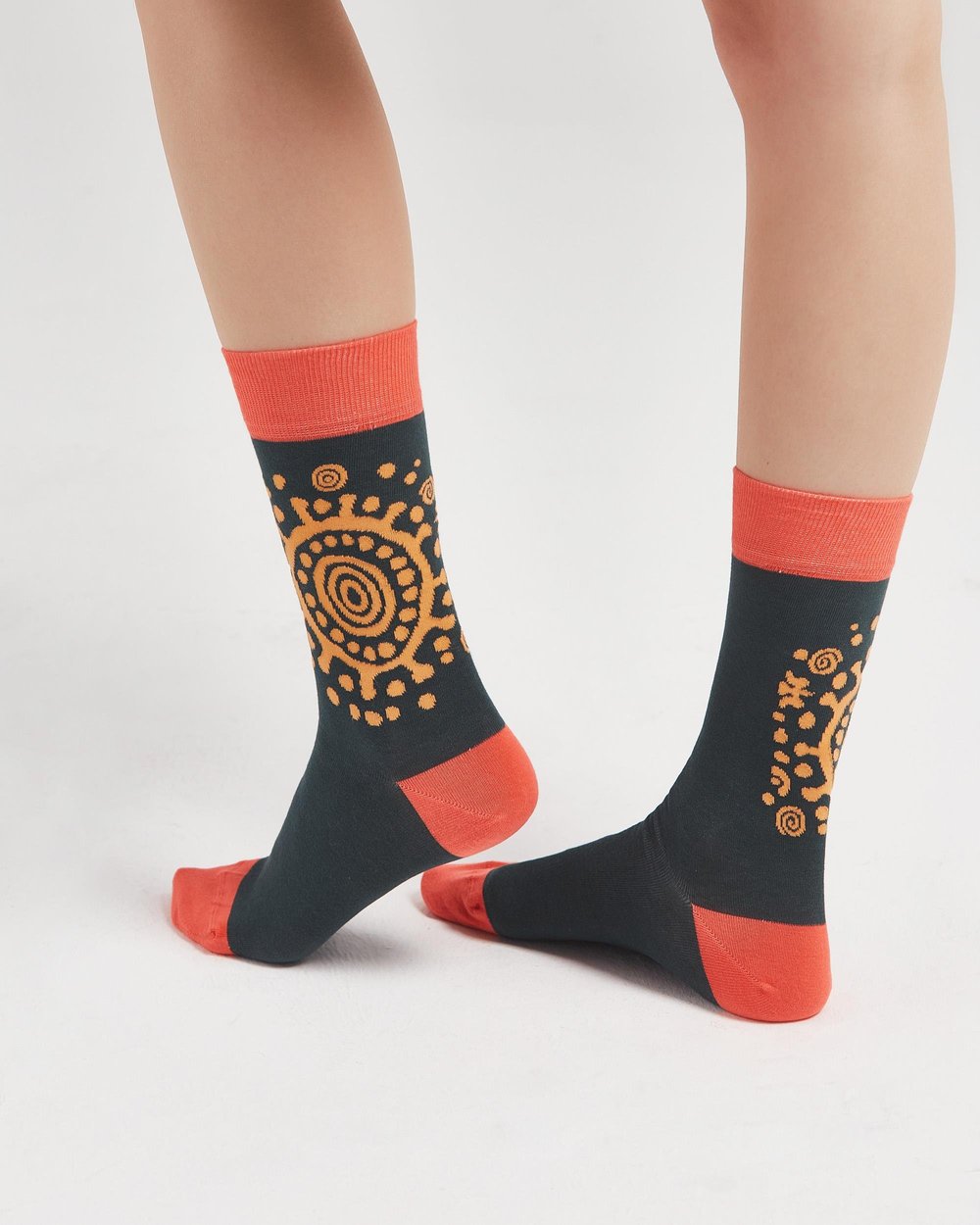 Kadın Espiral Etnik Desenli Çorap
