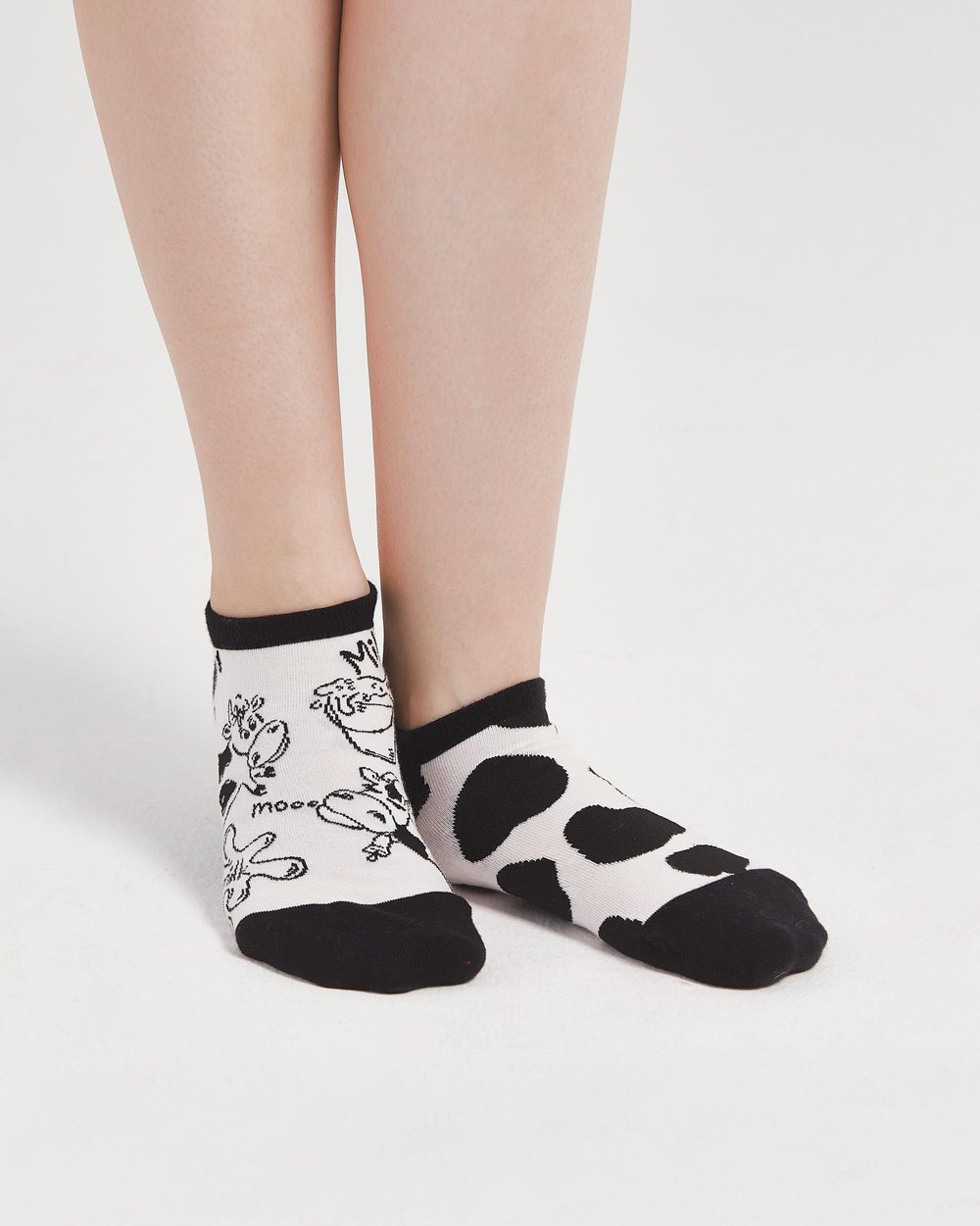 Milky Desenli Siyah Beyaz Eşi Farklı Kısa Patik Bilek Çorap