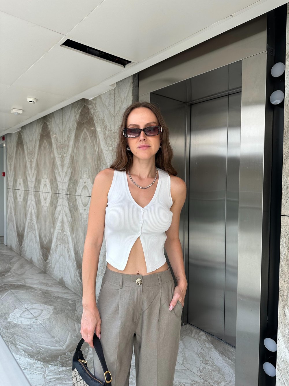 MARKA MODEL DÜĞMELİ BEYAZ TRİKO YELEK