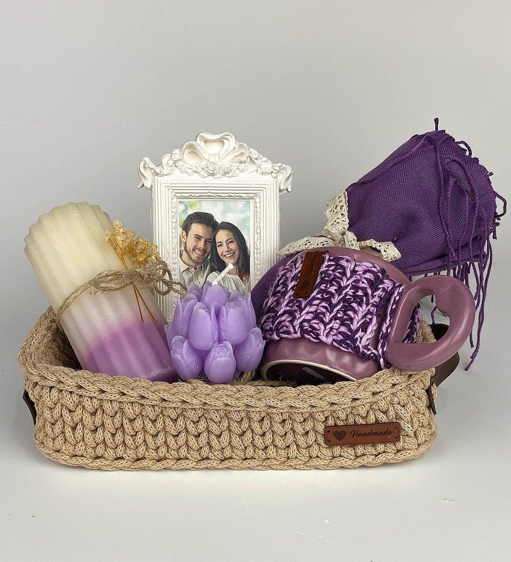 Ng Gifts Kişiye Özel Fotoğraflı Çerçeveli El Emeği Örgü Sepette Mor Hediye Seti