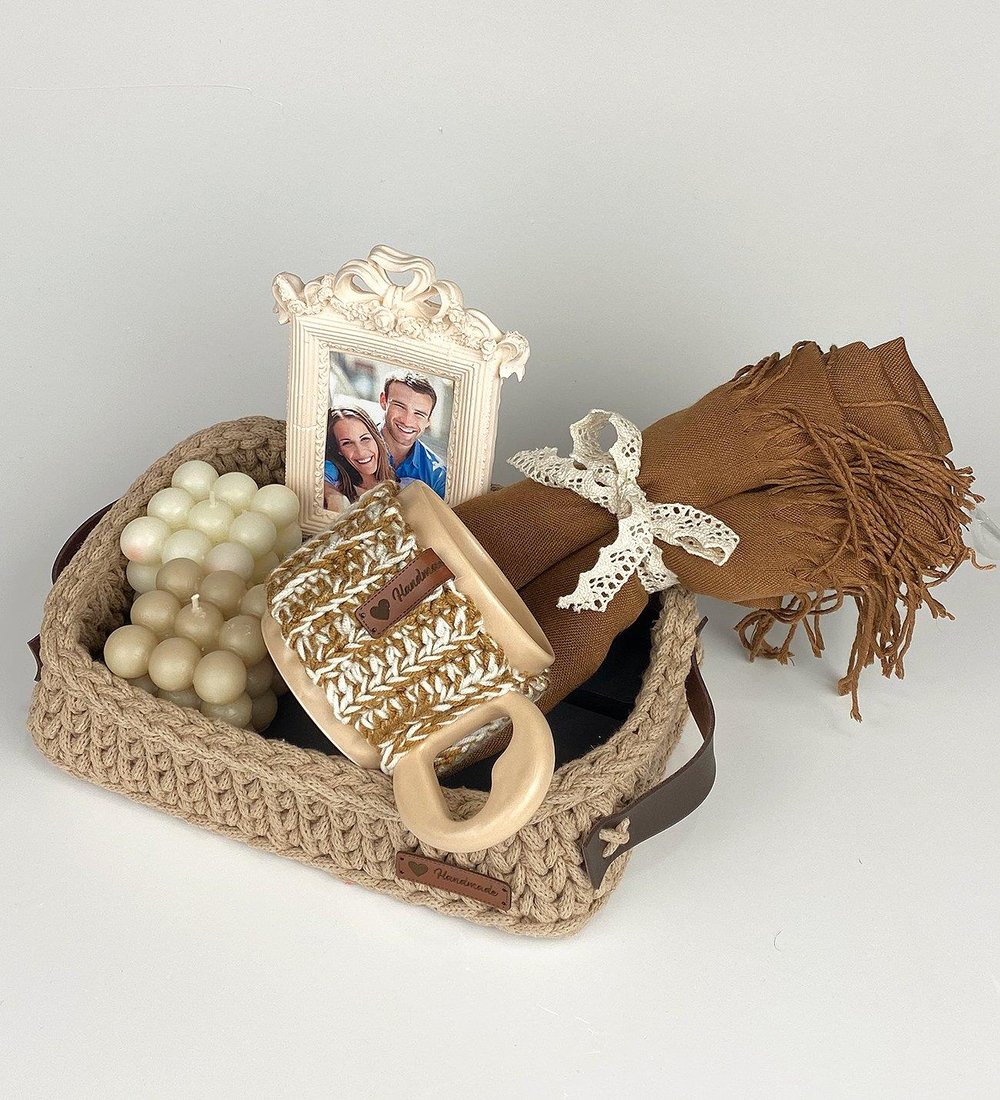 Ng Gifts Kişiye Özel Fotoğraflı Çerçeveli El Emeği Örgü Sepette Cappuccino Kahve Hediye Seti