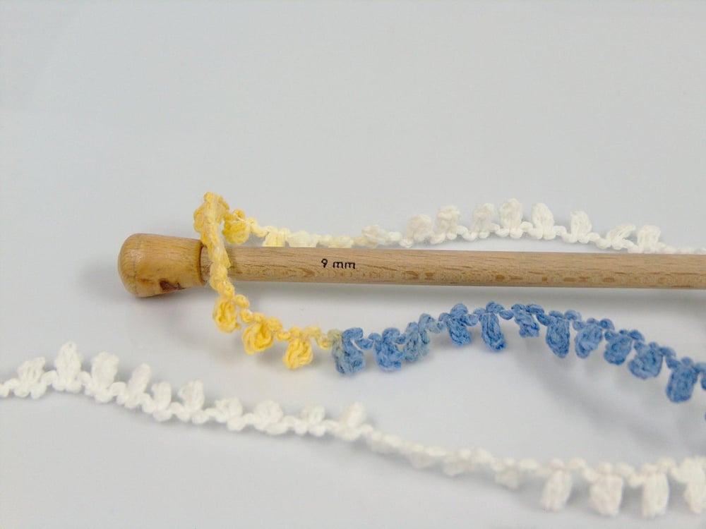 4x100gr. BOUCLERON CHAIN Mavi, Beyaz, Sarı, lacivert Akrilik Buklet, Çok Kalın, Batik Desenli