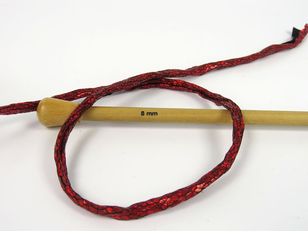 1x170gr. FAUX LEATHER Kırmızı  Şerit, Yazlık İplikler, Çok Kalın, Batik Desenli