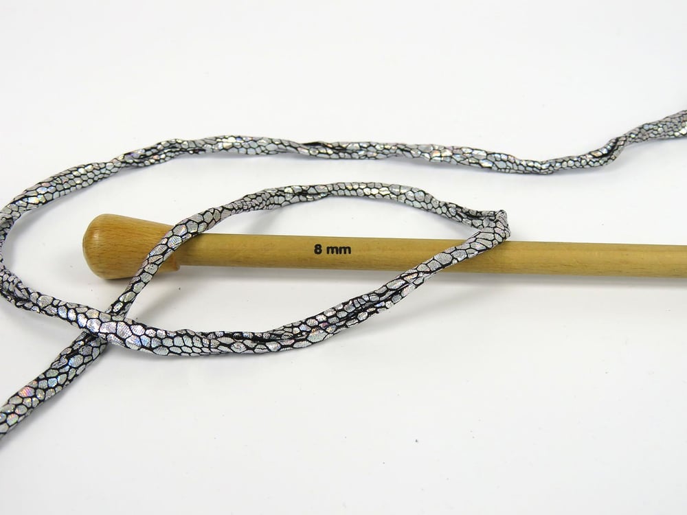 1x170gr. FAUX LEATHER Gümüş  Şerit, Yazlık İplikler, Çok Kalın, Batik Desenli