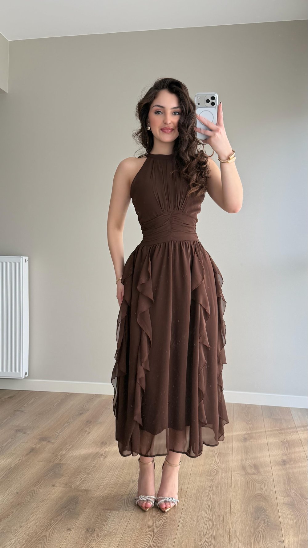 Şifon Drape Yaka Fırfırlı Elbise Kahverengi