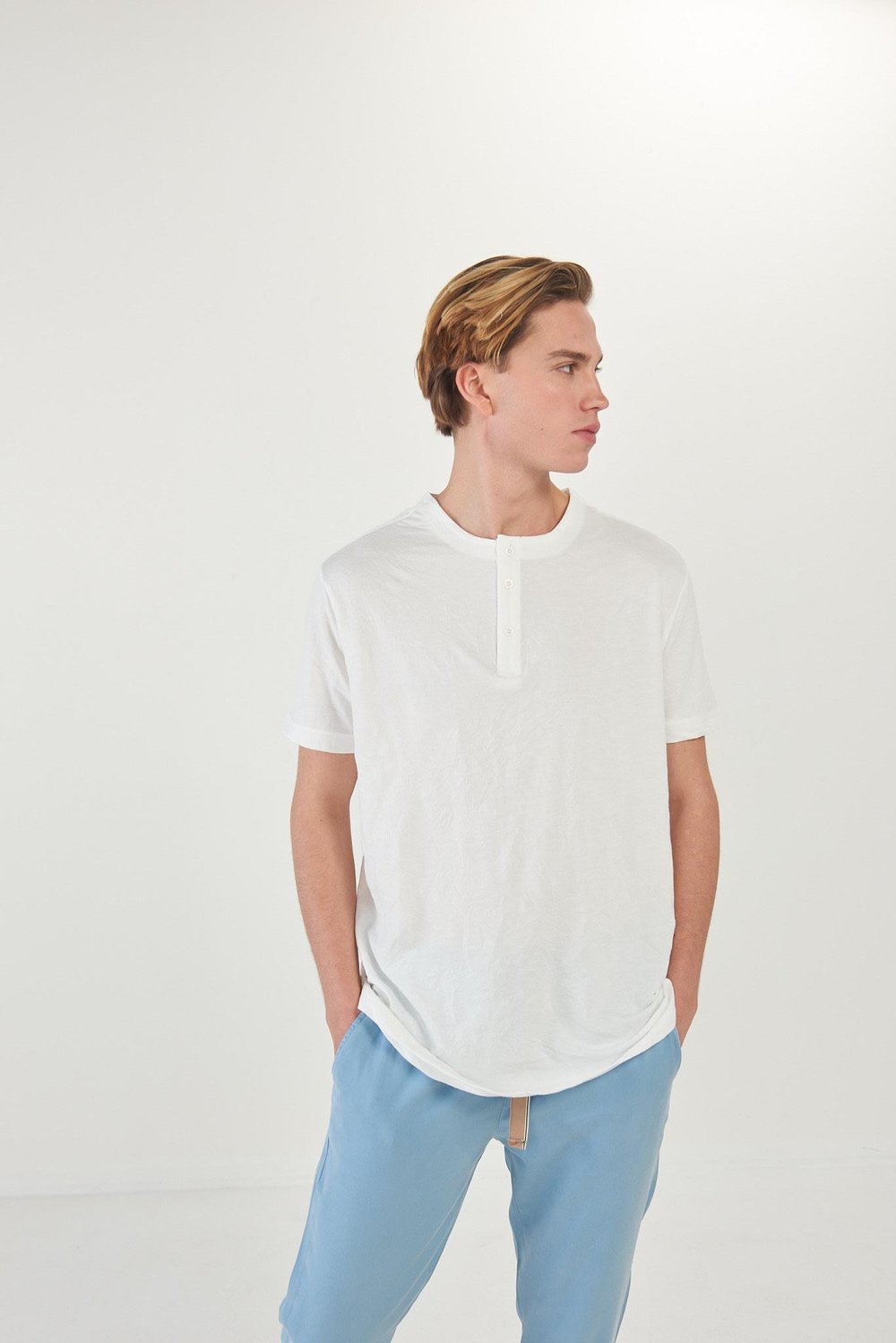 Beli Yırtmaçlı Yakası Patlı T-Shirt