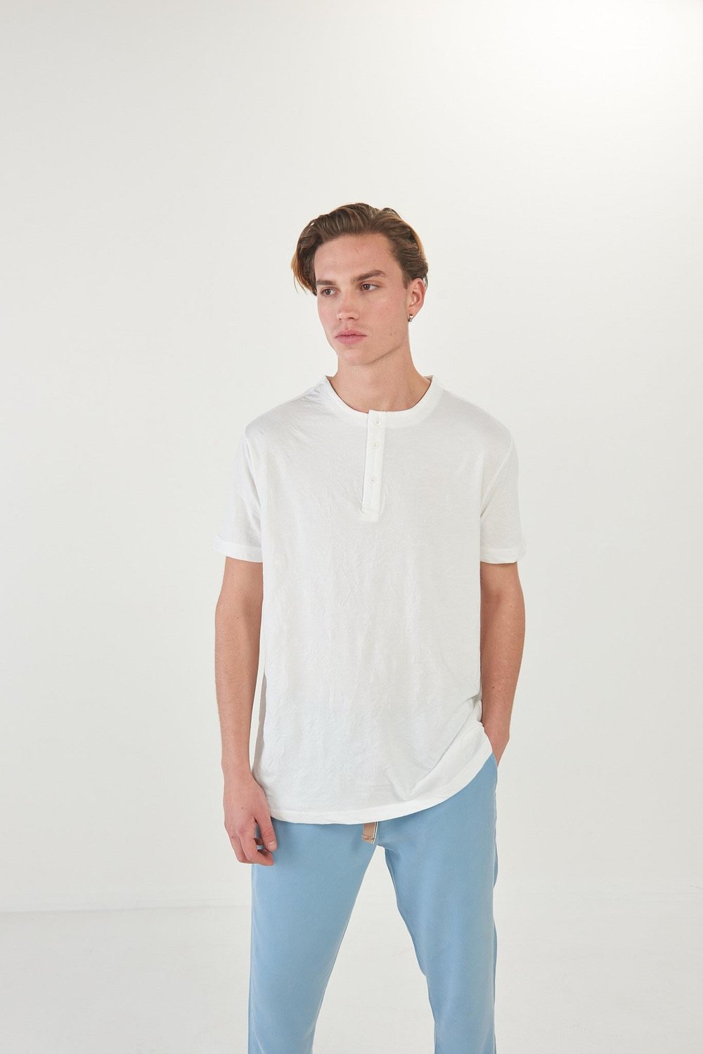 Beli Yırtmaçlı Yakası Patlı T-Shirt