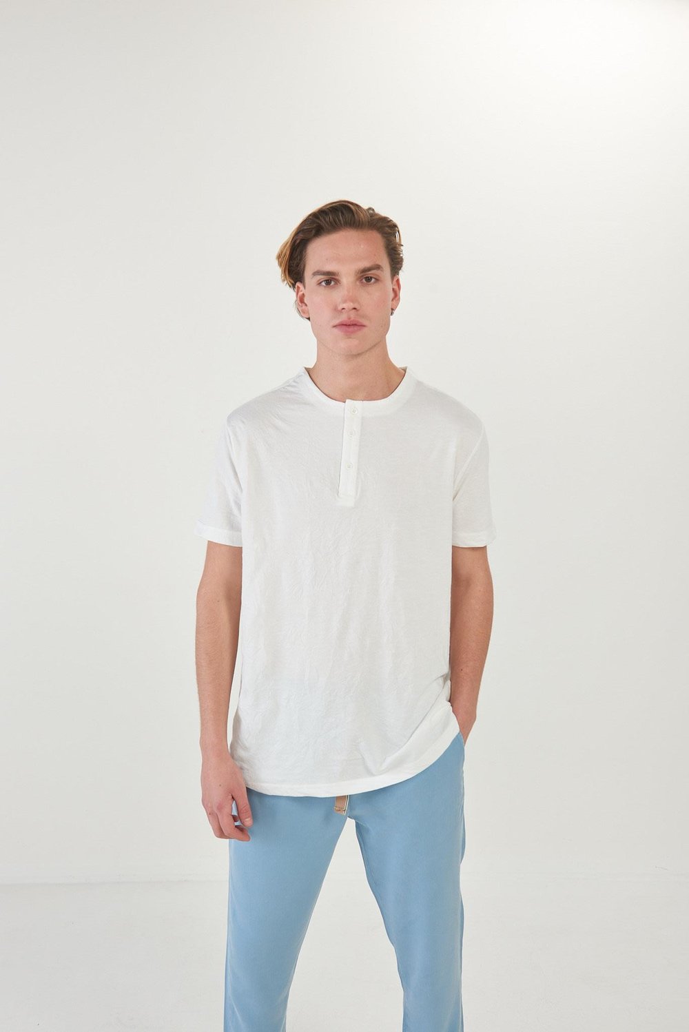 Beli Yırtmaçlı Yakası Patlı T-Shirt