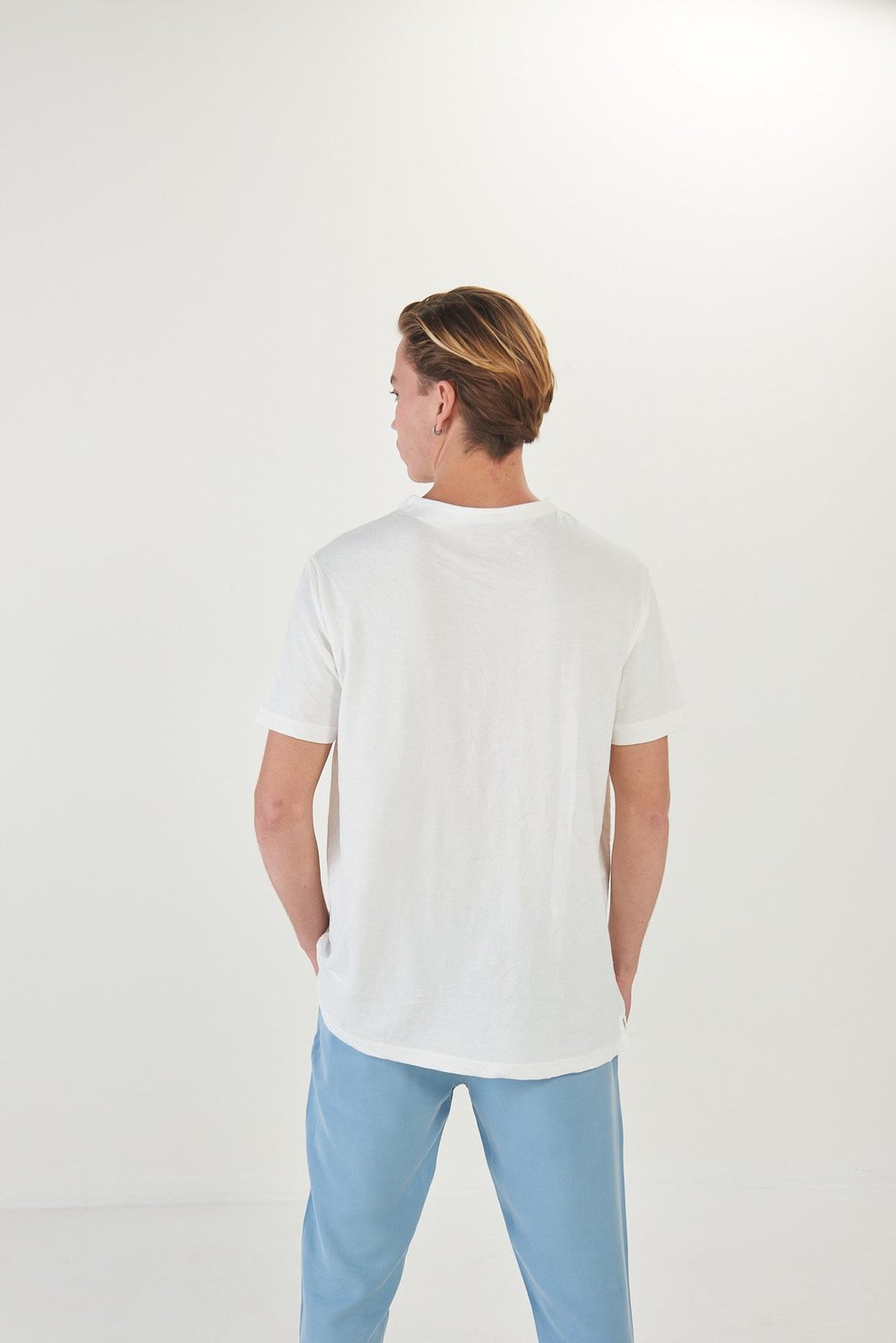 Beli Yırtmaçlı Yakası Patlı T-Shirt