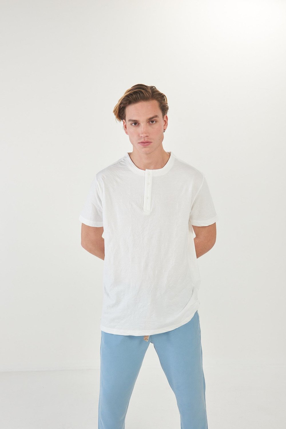 Beli Yırtmaçlı Yakası Patlı T-Shirt