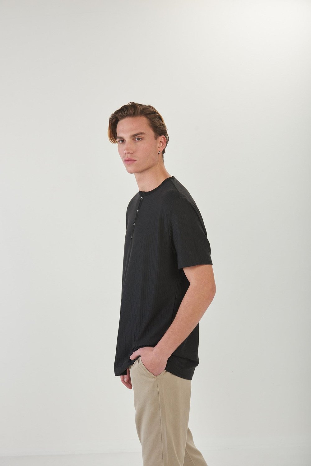 Kendinden Desenli Triko Yakalı T-Shirt