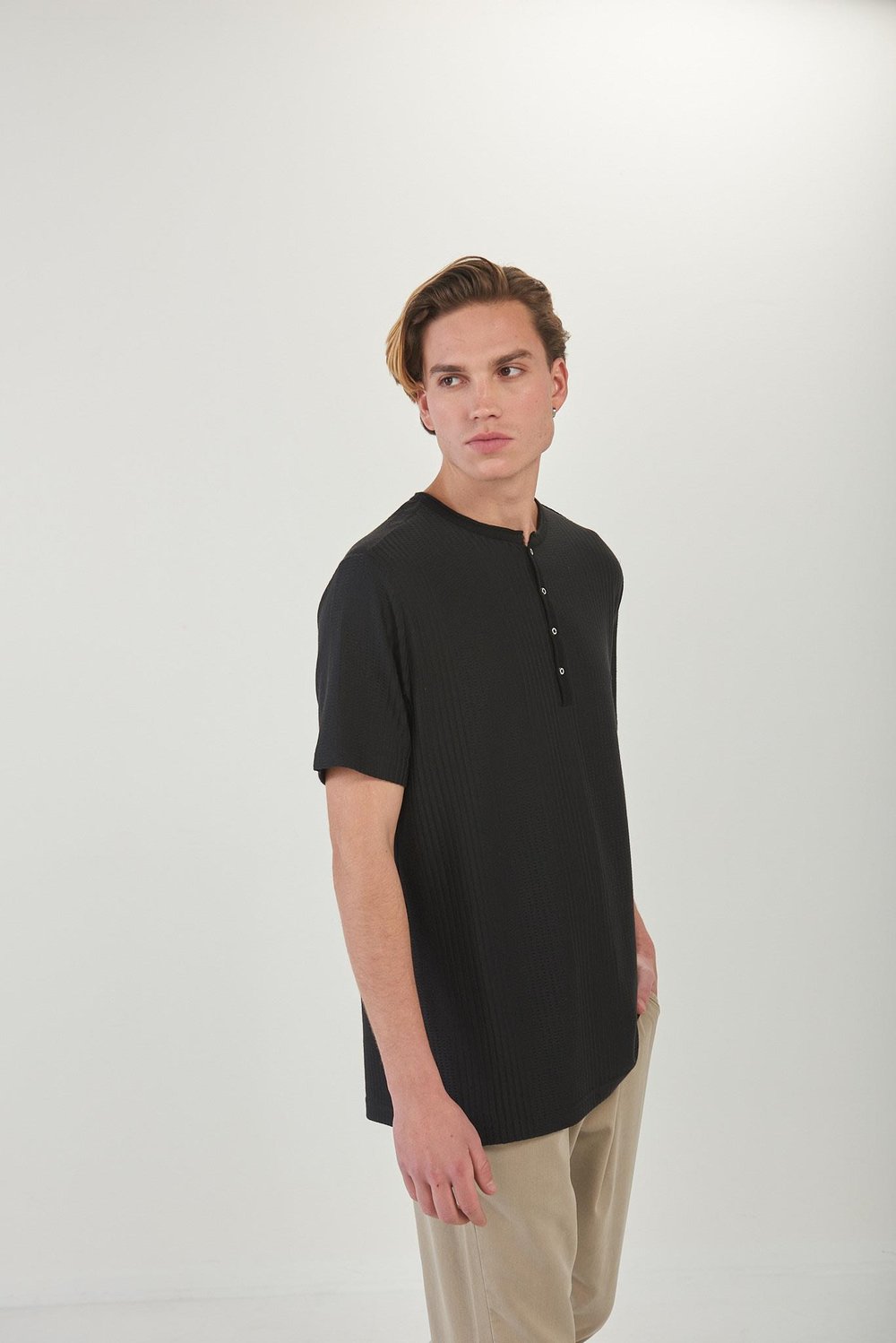 Kendinden Desenli Triko Yakalı T-Shirt