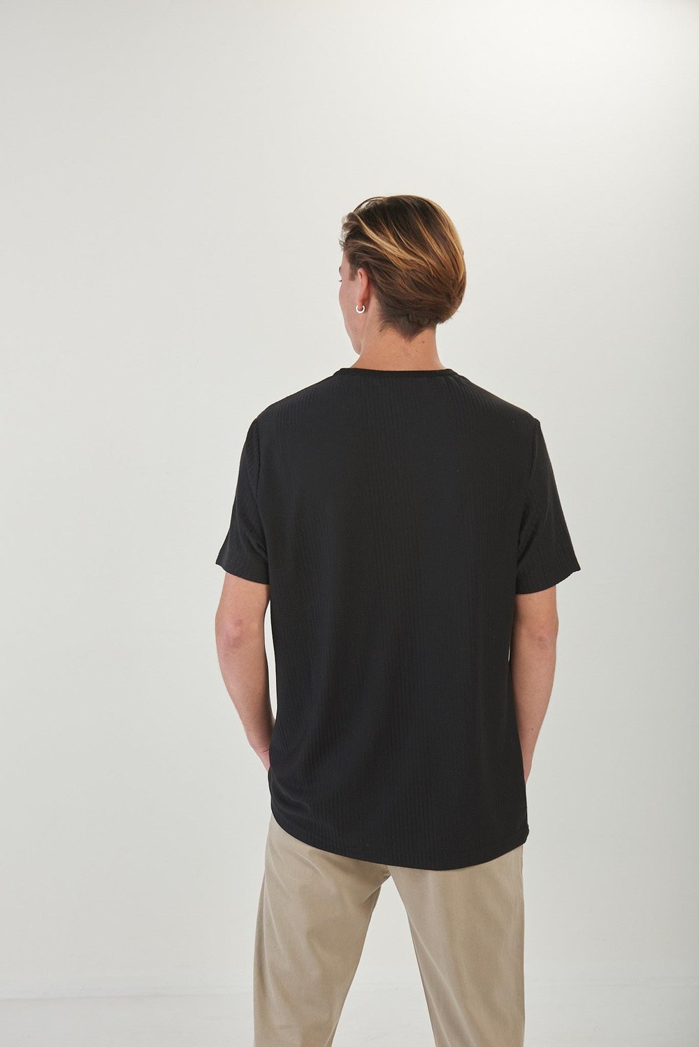 Kendinden Desenli Triko Yakalı T-Shirt