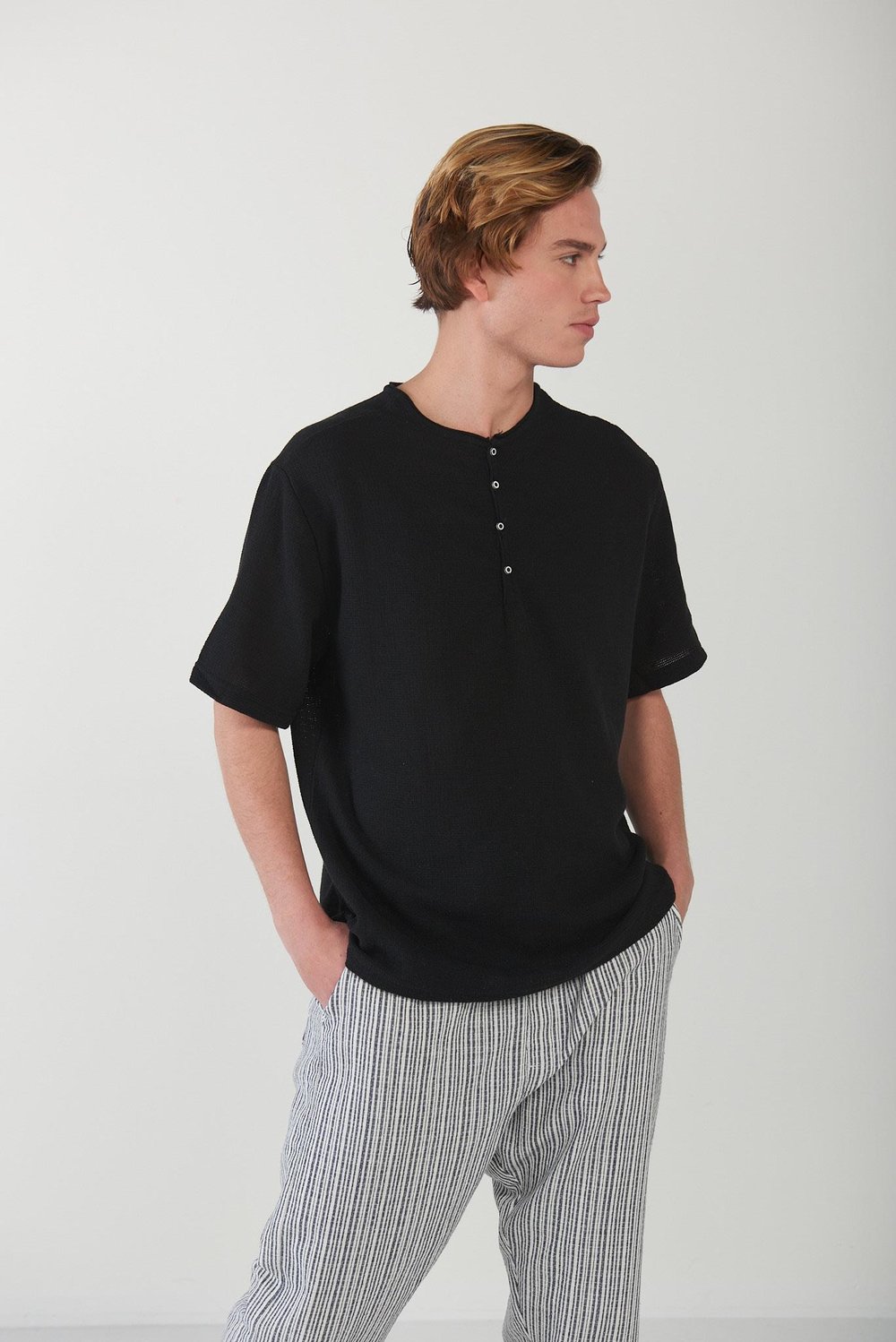 Kendinden Örgü Desenli Yakası Patlı T-Shirt