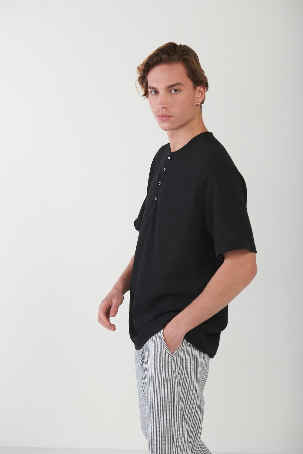 Kendinden Örgü Desenli Yakası Patlı T-Shirt