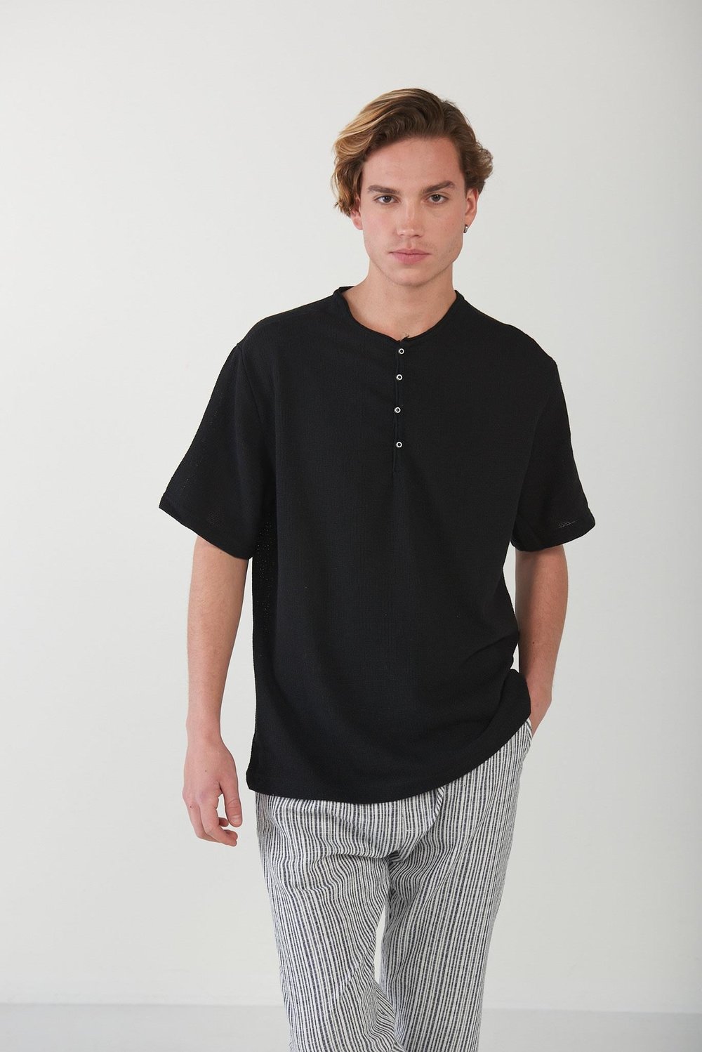 Kendinden Örgü Desenli Yakası Patlı T-Shirt