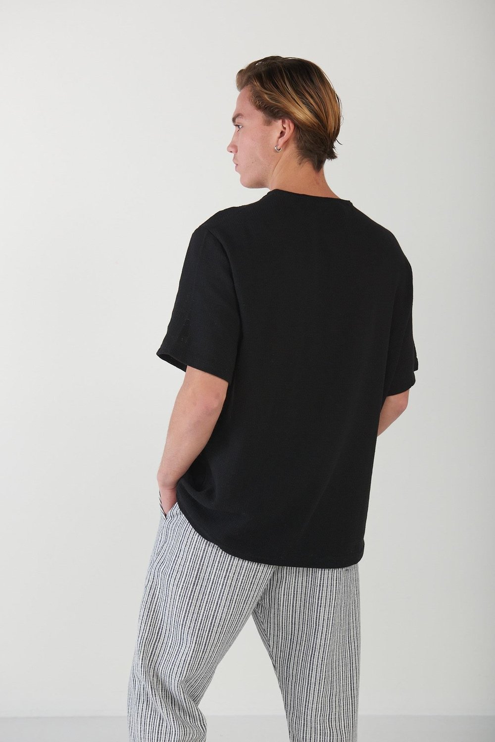 Kendinden Örgü Desenli Yakası Patlı T-Shirt