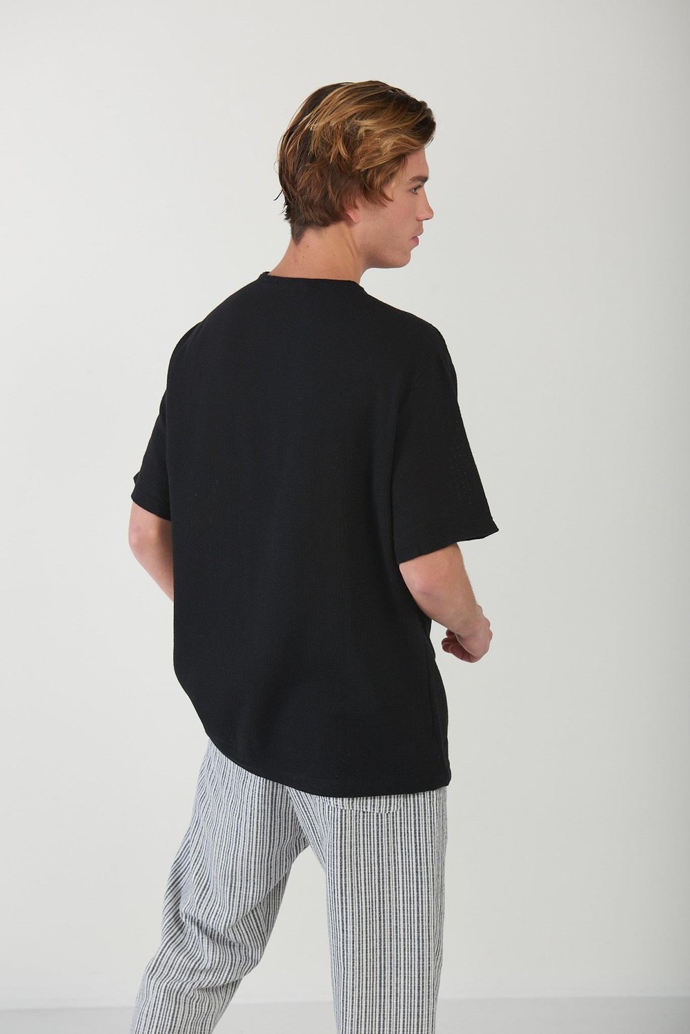 Kendinden Örgü Desenli Yakası Patlı T-Shirt