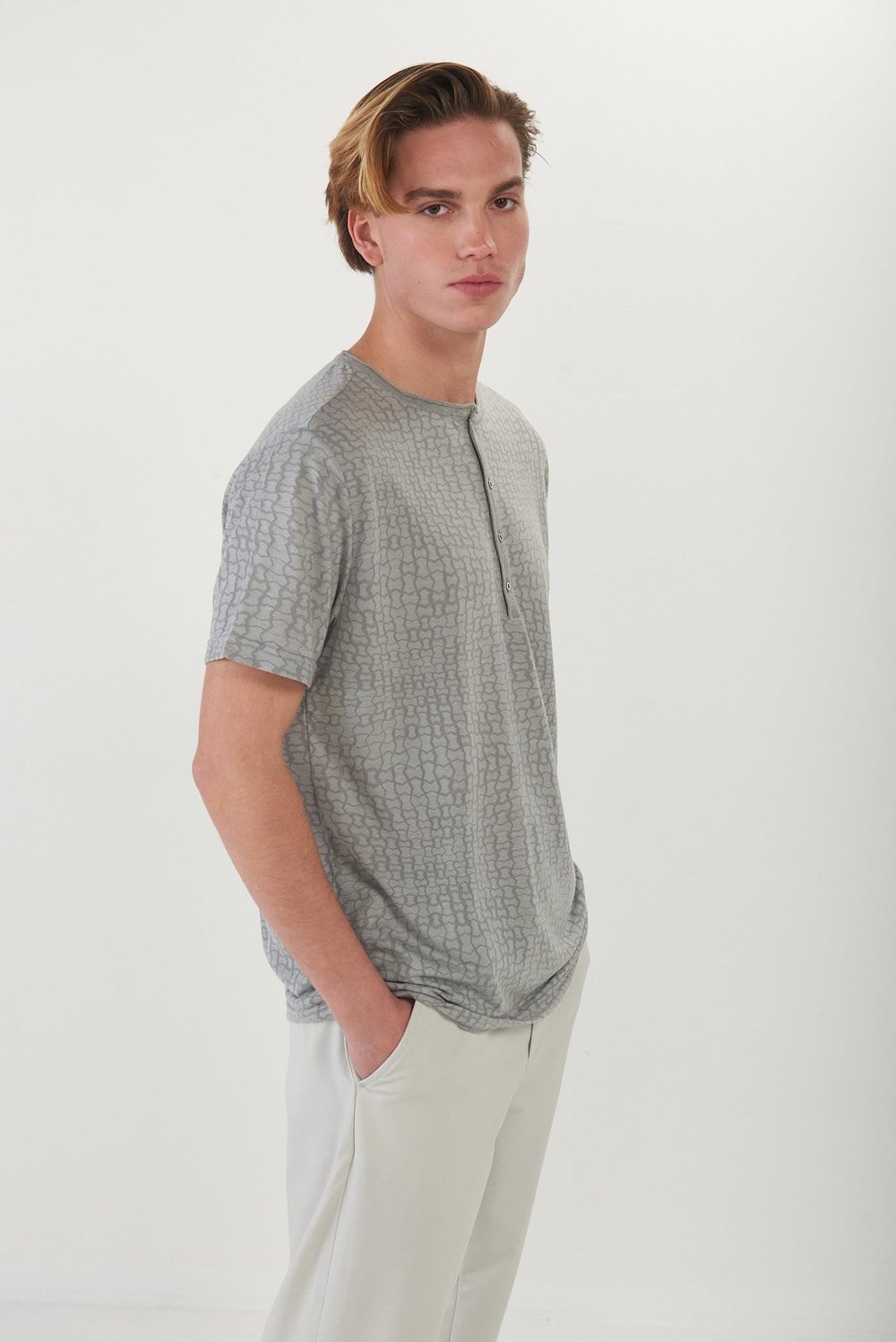 Kumaş Desenli Yakası Patlı T-Shirt