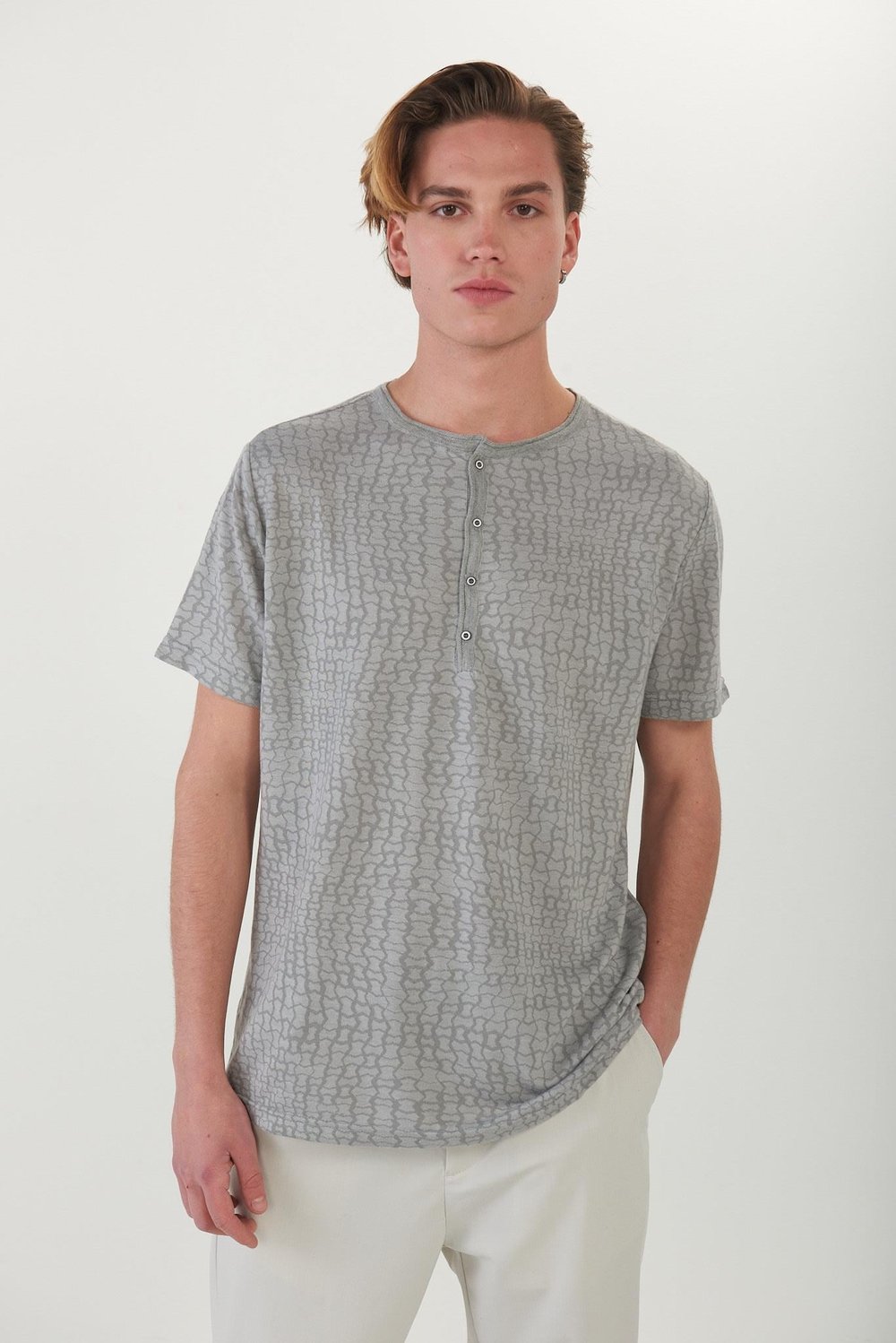 Kumaş Desenli Yakası Patlı T-Shirt