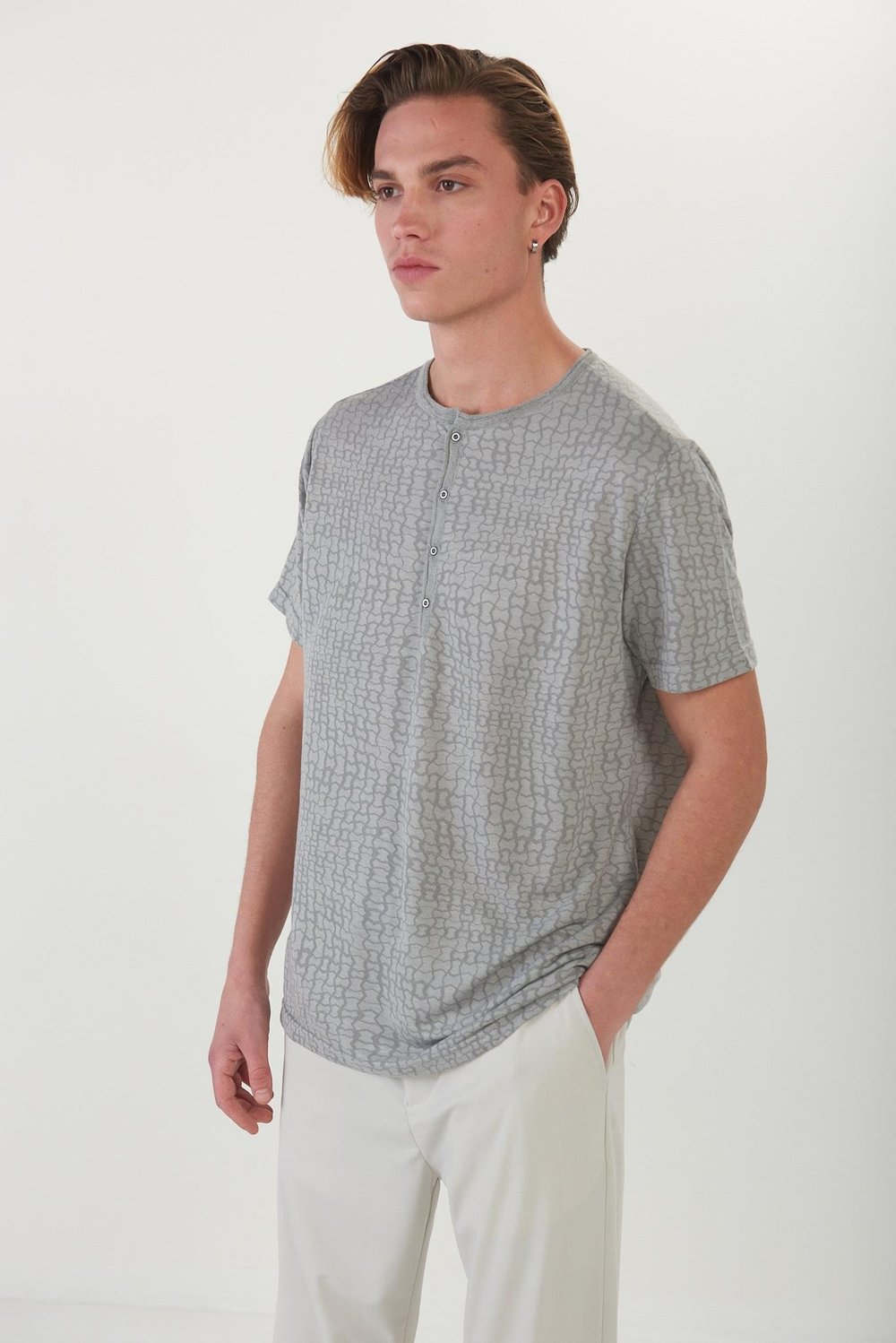 Kumaş Desenli Yakası Patlı T-Shirt
