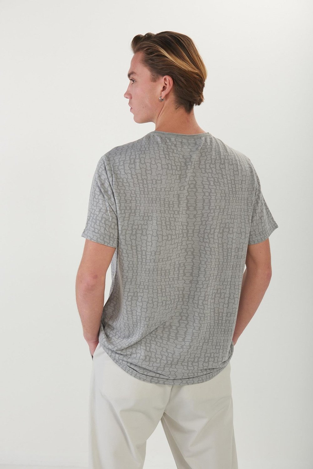 Kumaş Desenli Yakası Patlı T-Shirt