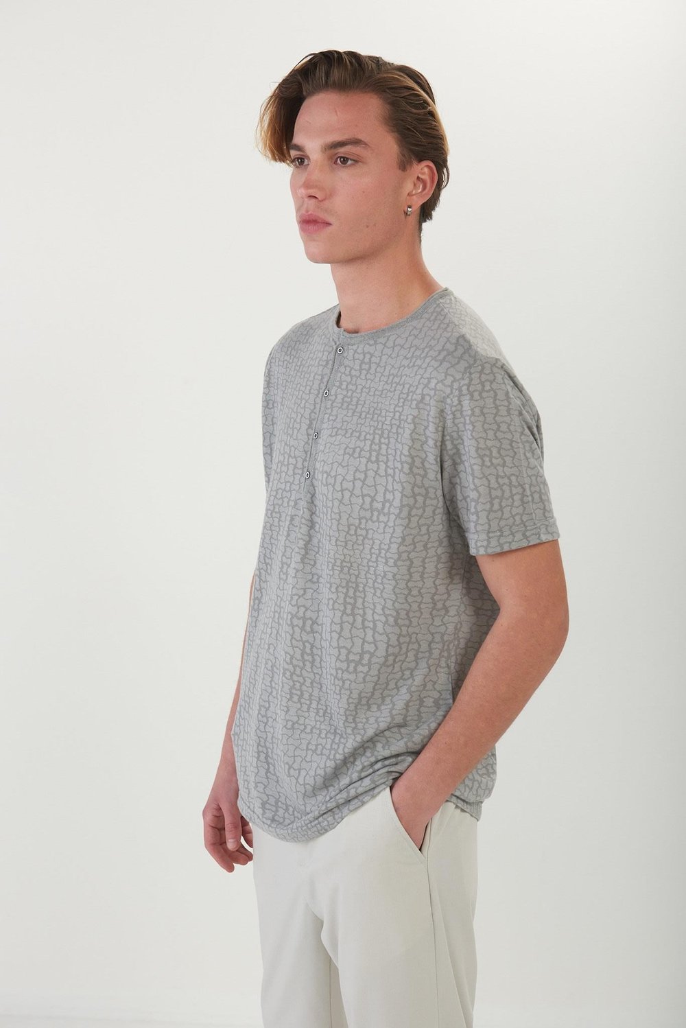 Kumaş Desenli Yakası Patlı T-Shirt