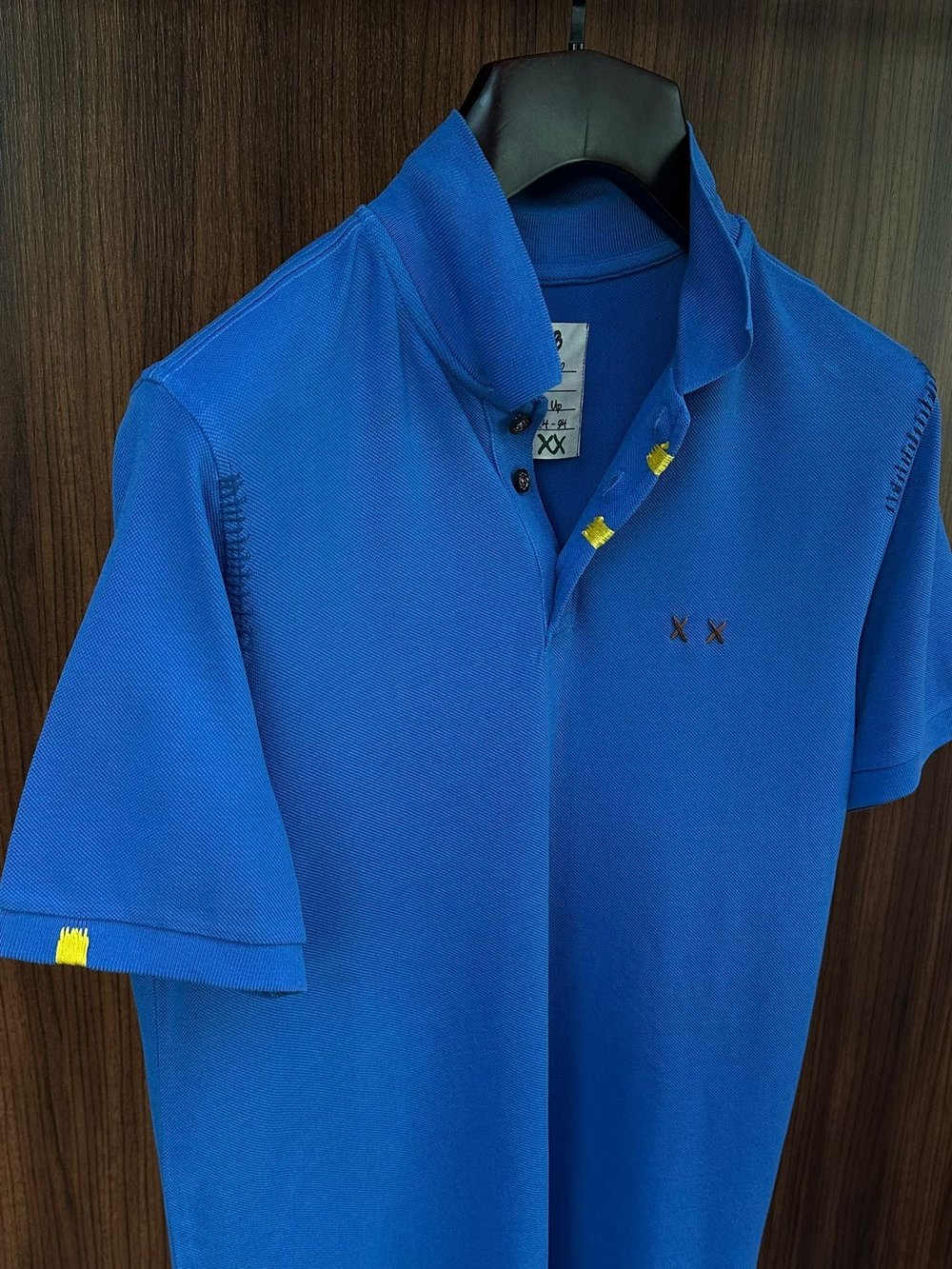 Nakış Logolu Tahta Düğmeli Yakalı T-Shirt