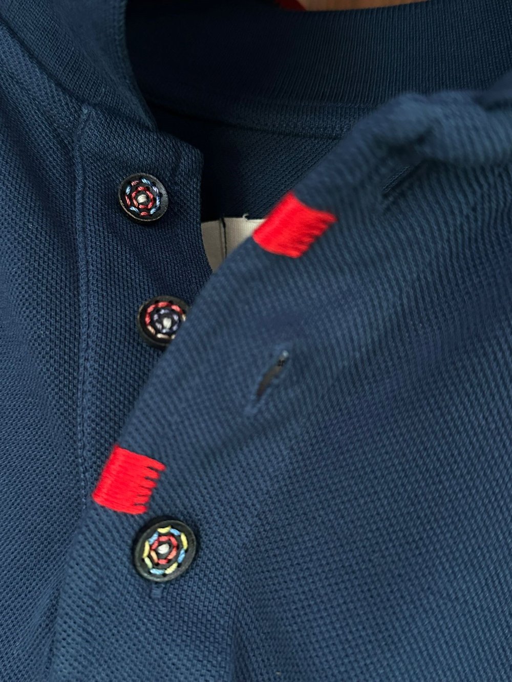 Nakış Logolu Tahta Düğmeli Yakalı T-Shirt