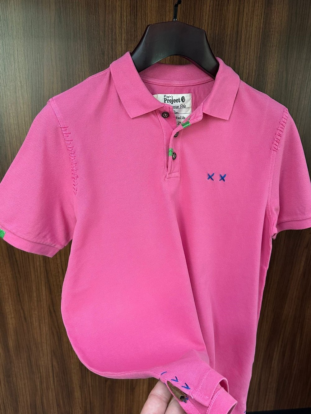 Nakış Logolu Tahta Düğmeli Yakalı T-Shirt