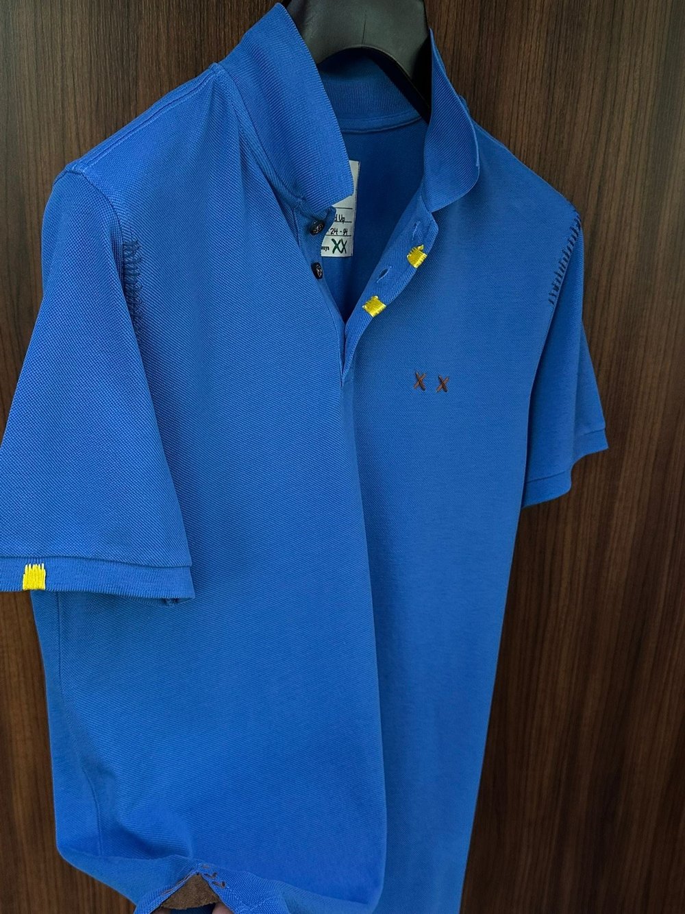 Nakış Logolu Tahta Düğmeli Yakalı T-Shirt