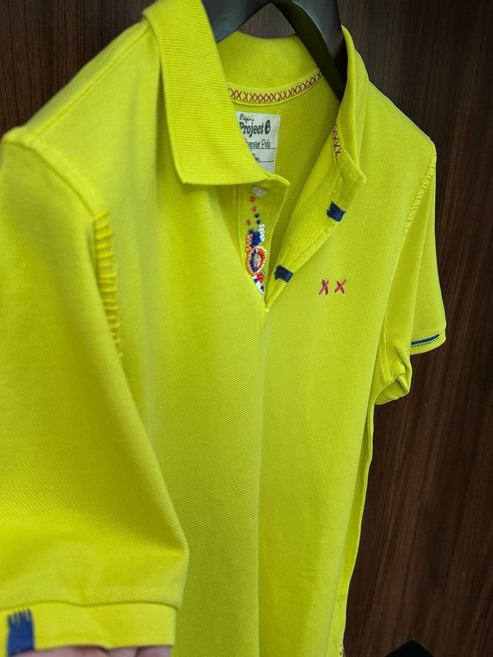 Nakış Logolu Yaka Boncuk Detaylı T-Shirt