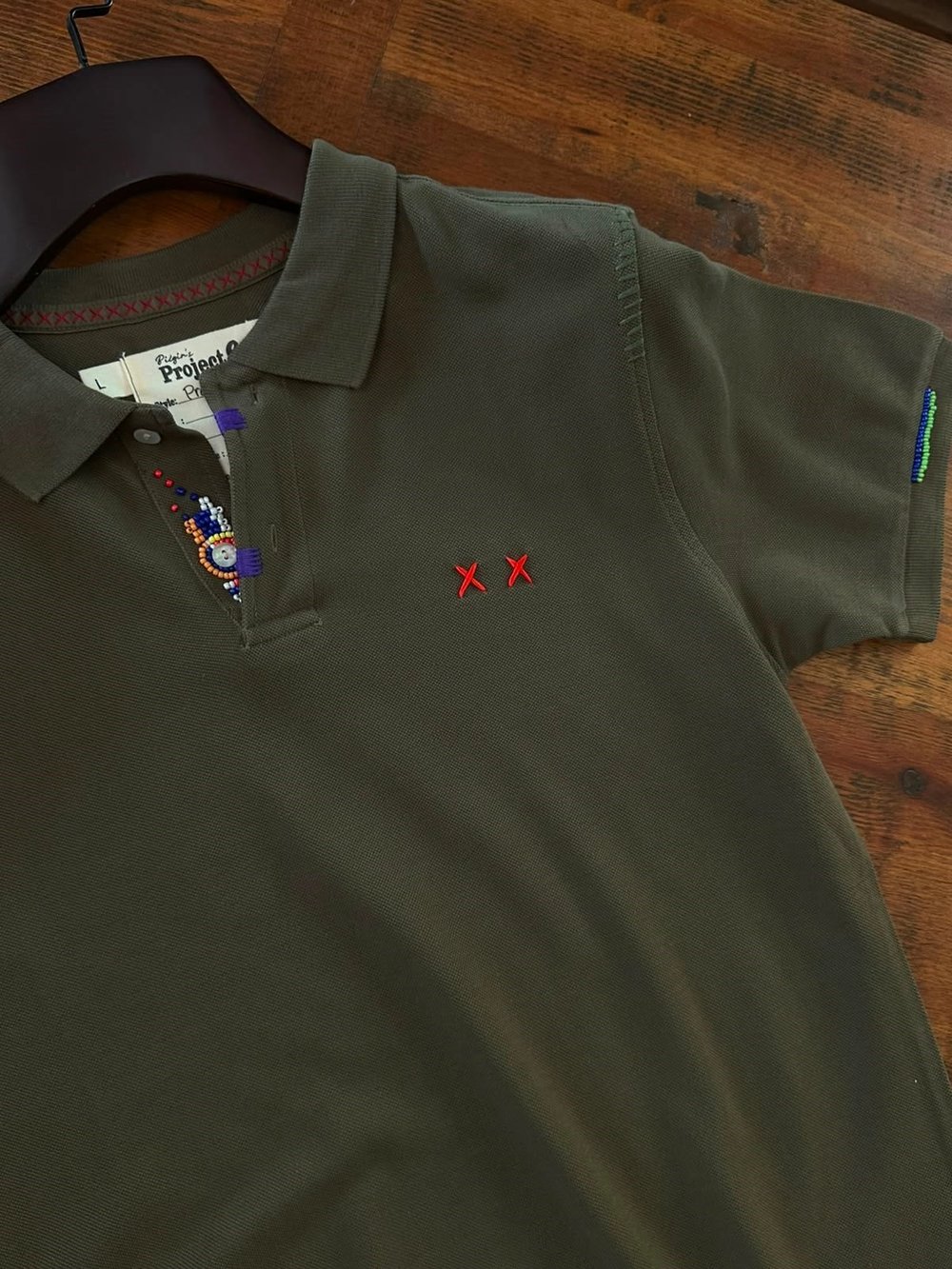 Nakış Logolu Yaka Boncuk Detaylı T-Shirt