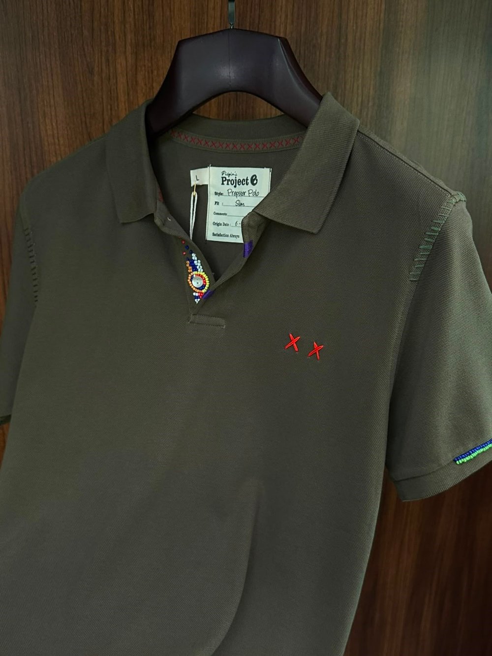 Nakış Logolu Yaka Boncuk Detaylı T-Shirt