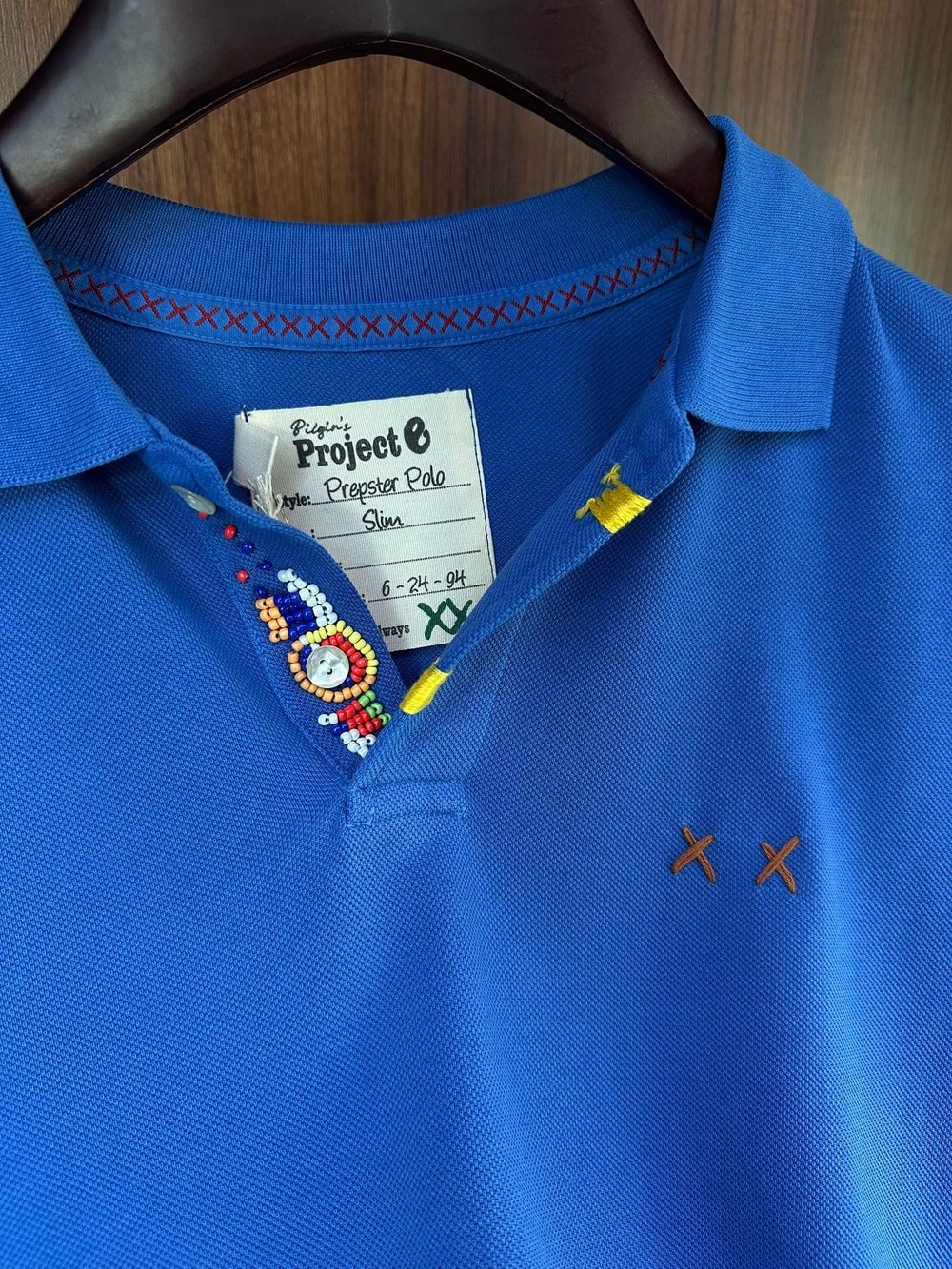 Nakış Logolu Yaka Boncuk Detaylı T-Shirt