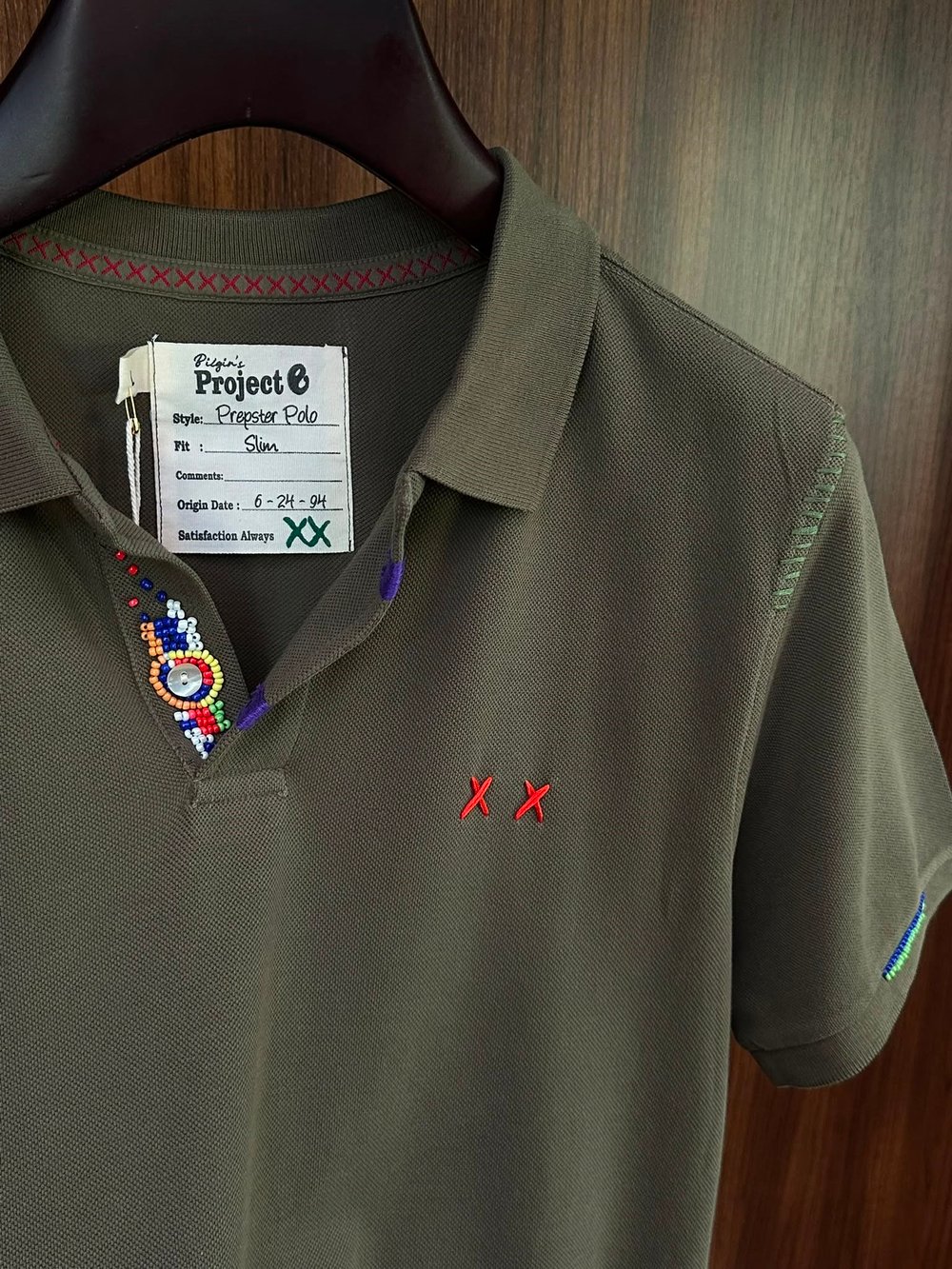 Nakış Logolu Yaka Boncuk Detaylı T-Shirt