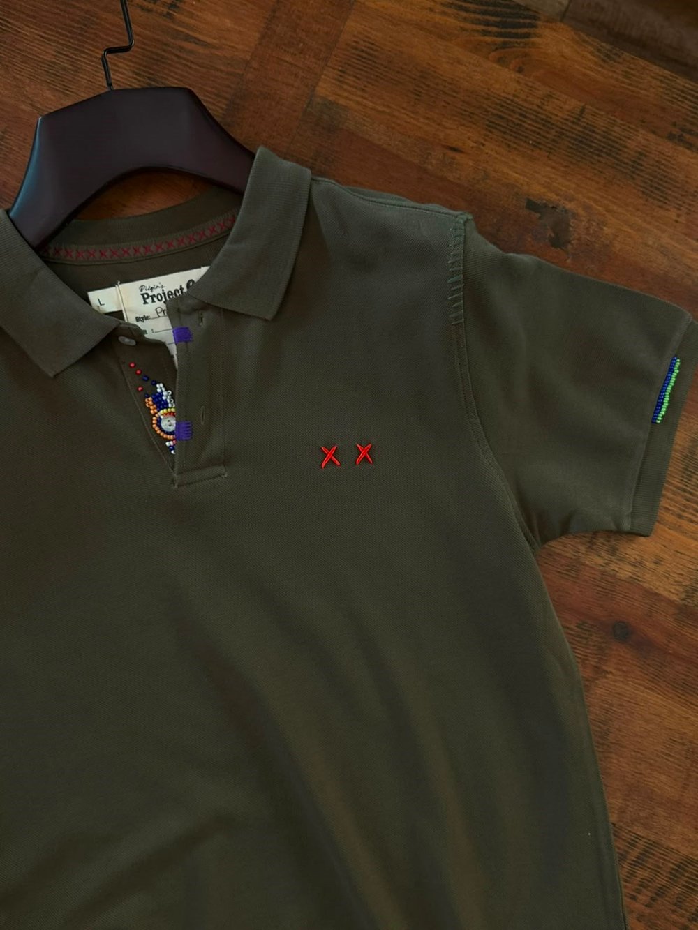 Nakış Logolu Yaka Boncuk Detaylı T-Shirt