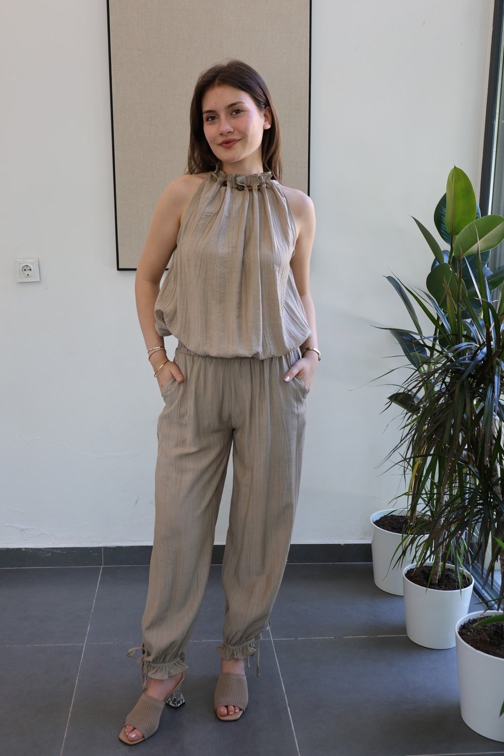 Halter Yaka Boncuk Detaylı Tasarım Takım - Vizon