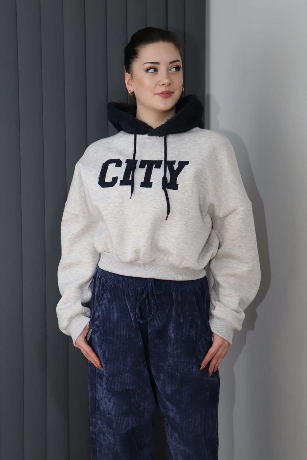 pelus-kapusonlu-nakisli-sweatshirt-gri-54ee85.jpg